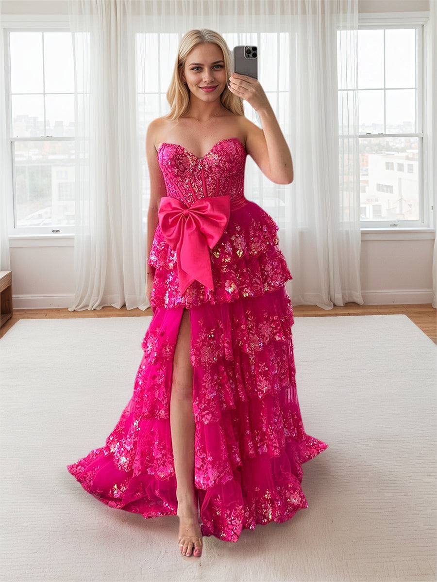 Abito da ballo rosa acceso con balze a strati, paillettes, fiocco decorativo e spacco