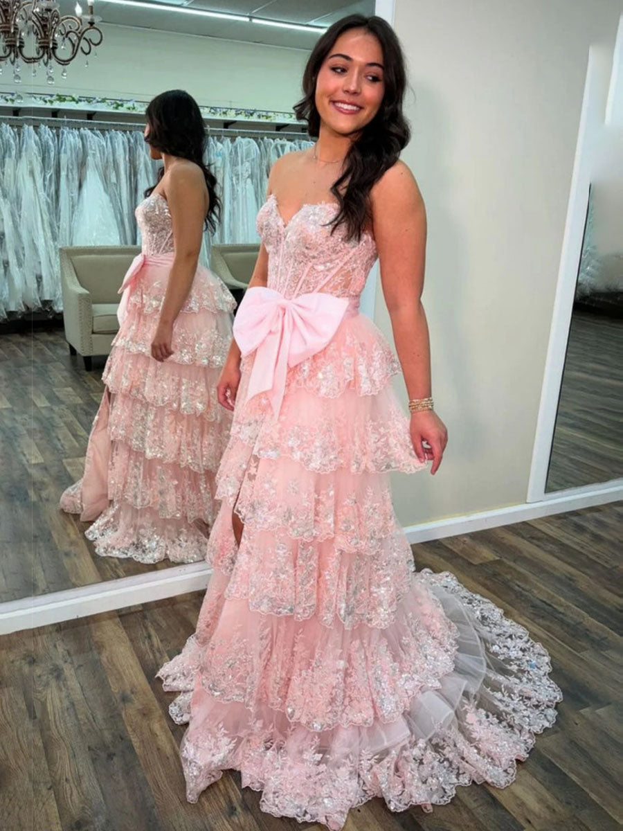 Abito da ballo rosa acceso con balze a strati, paillettes, fiocco decorativo e spacco