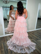 Abito da ballo rosa acceso con balze a strati, paillettes, fiocco decorativo e spacco