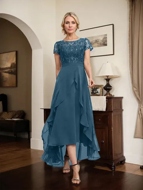 Robe mère de la mariée en chiffon et dentelle, ligne A, encolure dégagée illusion, asymétrique, avec nœud, volants et sequins
