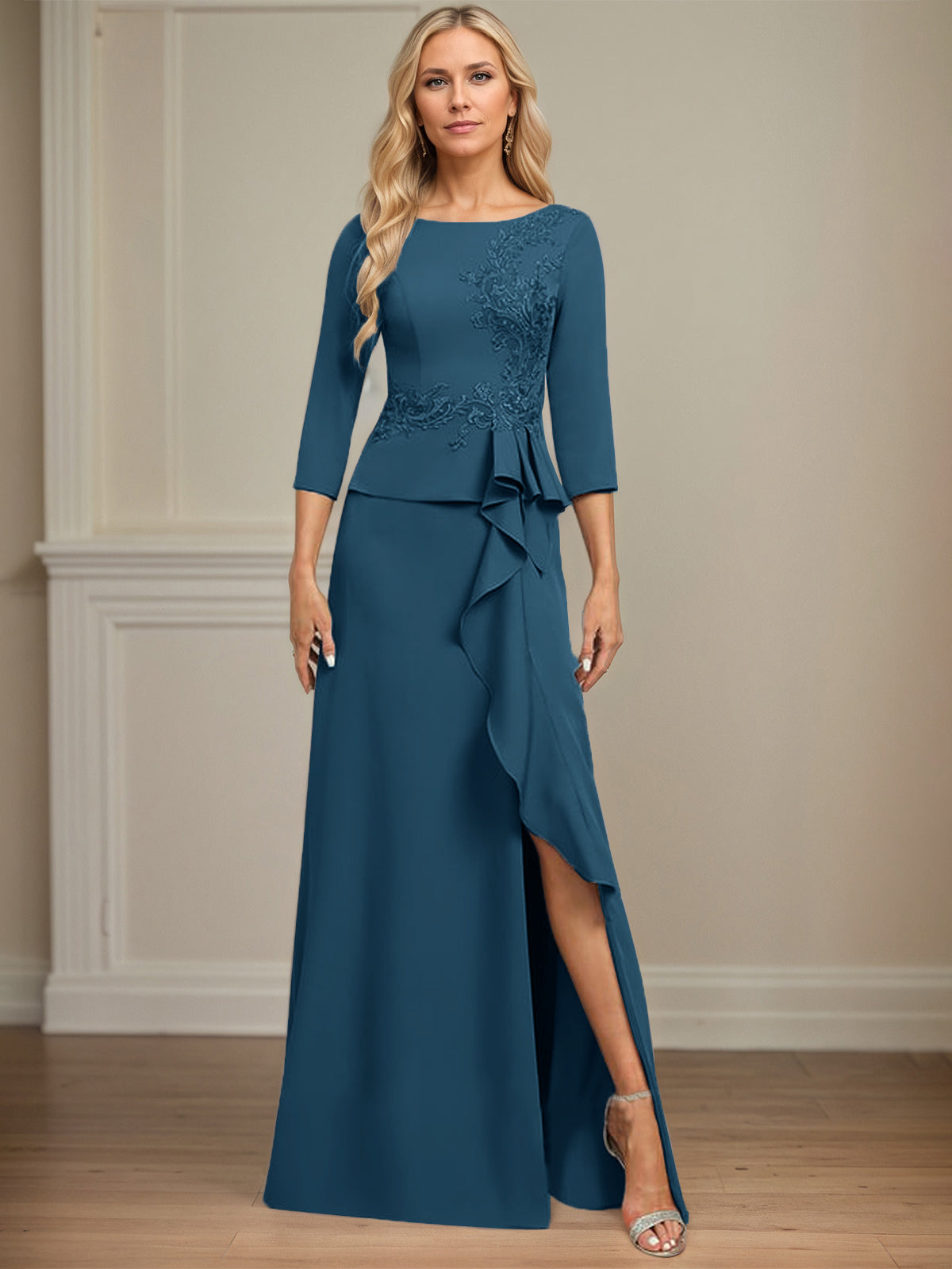 Eng anliegendes bodenlanges Kleid aus Stretch-Crêpe mit Rundhalsausschnitt, Säulenschnitt und kaskadierenden Rüschen-Applikationen