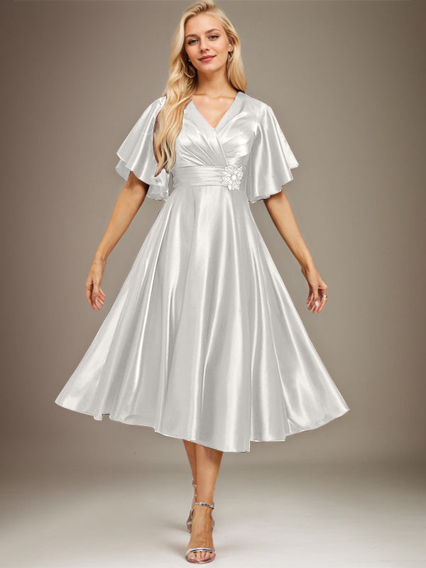A-Linien V-Ausschnitt knielanges Stretch-Satin-Mutter-der-Braut-Kleid mit Perlen und Falten