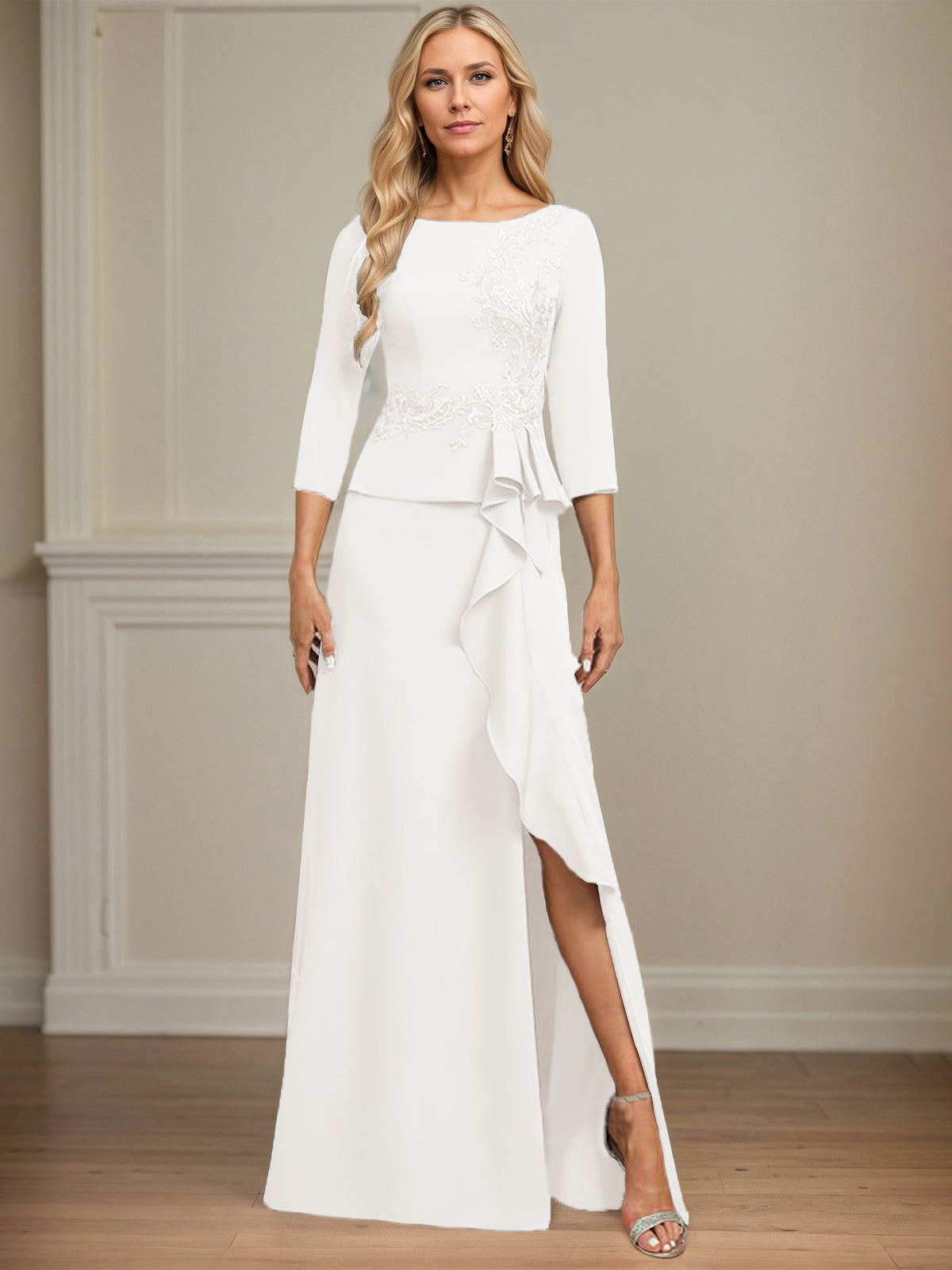 Eng anliegendes bodenlanges Kleid aus Stretch-Crêpe mit Rundhalsausschnitt, Säulenschnitt und kaskadierenden Rüschen-Applikationen