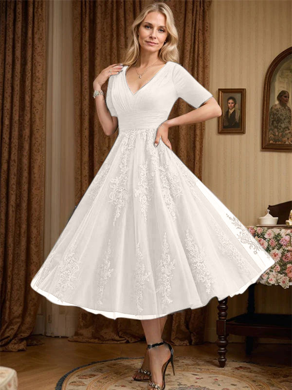 Robe de mère de la mariée en tulle et dentelle ligne A col en V longueur thé avec plis