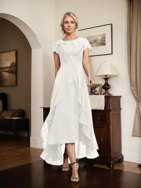 Robe mère de la mariée en chiffon et dentelle, ligne A, encolure dégagée illusion, asymétrique, avec nœud, volants et sequins