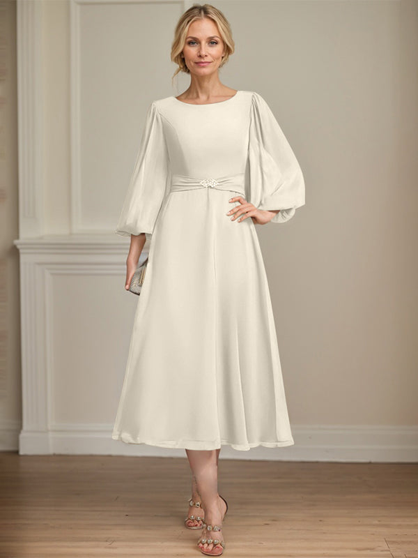 A-Linien Rundhals Tee-Länge Chiffon Kleid für die Brautmutter mit Kristallbrosche und Plissees