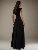 Vestido formal longo preto, corte A, decote redondo, sem mangas, pregueado