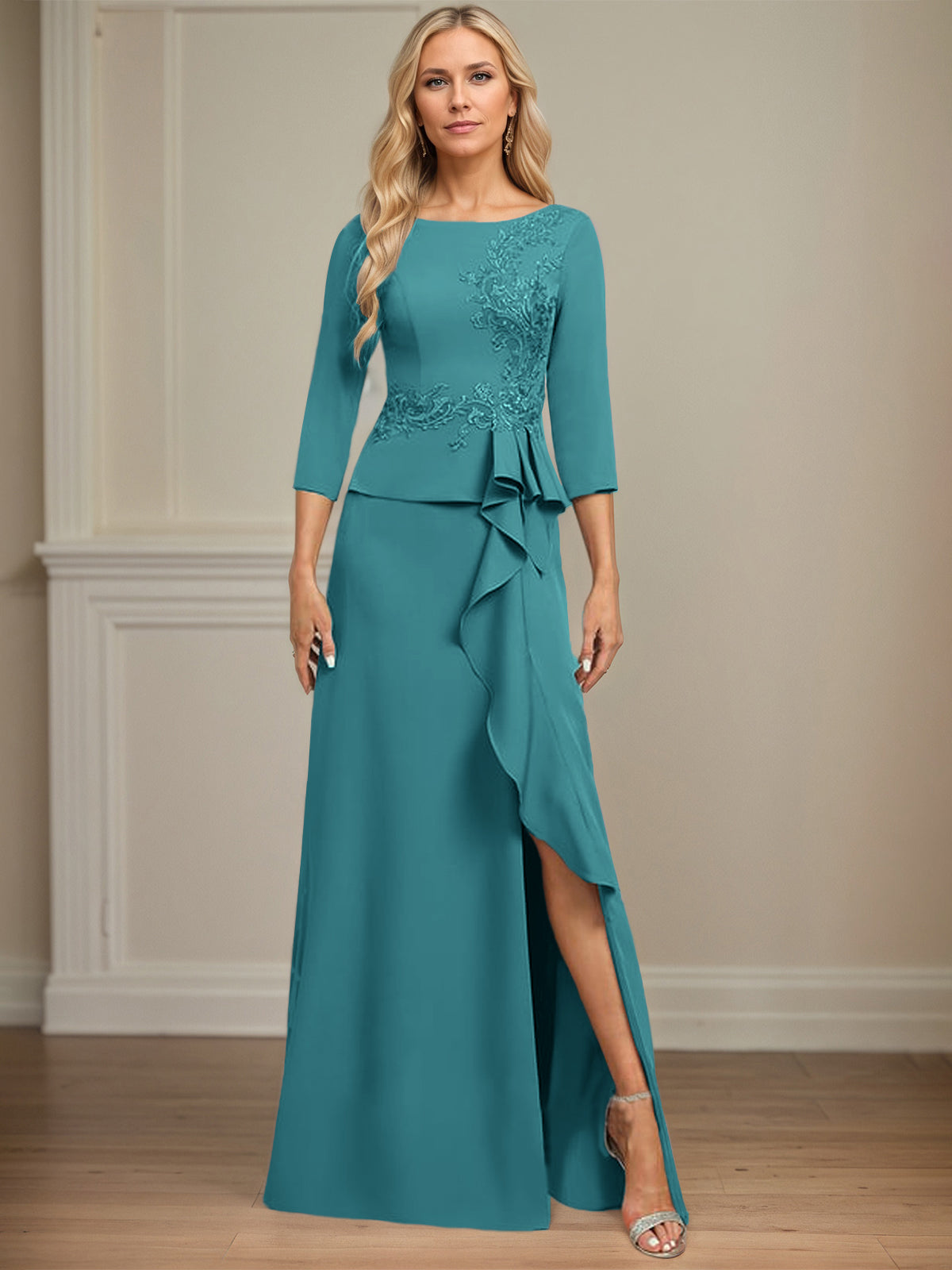 Eng anliegendes bodenlanges Kleid aus Stretch-Crêpe mit Rundhalsausschnitt, Säulenschnitt und kaskadierenden Rüschen-Applikationen