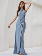 Vestido de dama de honor azul polvo de gasa, corte columna, cuello halter, sin mangas y largo hasta el suelo
