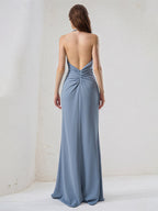 Vestido de dama de honor azul polvo de gasa, corte columna, cuello halter, sin mangas y largo hasta el suelo