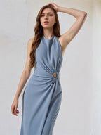 Vestido de dama de honor azul polvo de gasa, corte columna, cuello halter, sin mangas y largo hasta el suelo
