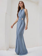 Vestido de dama de honor azul polvo de gasa, corte columna, cuello halter, sin mangas y largo hasta el suelo
