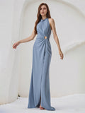Vestido de dama de honor azul polvo de gasa, corte columna, cuello halter, sin mangas y largo hasta el suelo