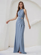 Vestido de dama de honor azul polvo de gasa, corte columna, cuello halter, sin mangas y largo hasta el suelo