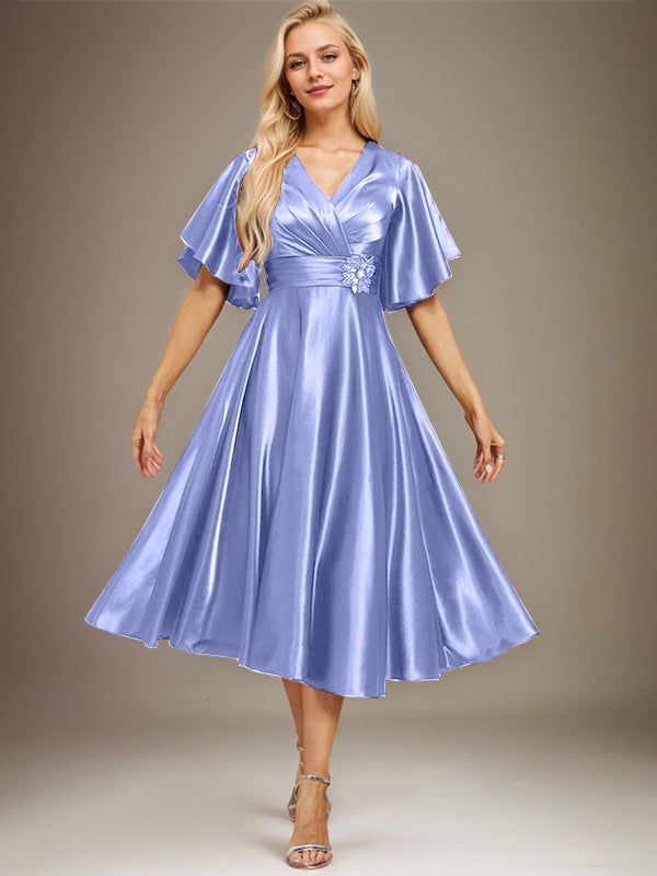A-Linien V-Ausschnitt knielanges Stretch-Satin-Mutter-der-Braut-Kleid mit Perlen und Falten