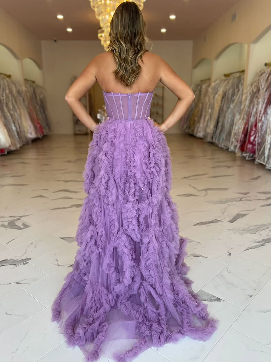 Abito da ballo lavanda in tulle senza spalline con corsetto arricciato e spacco