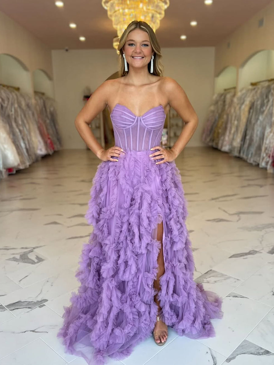 Abito da ballo lavanda in tulle senza spalline con corsetto arricciato e spacco