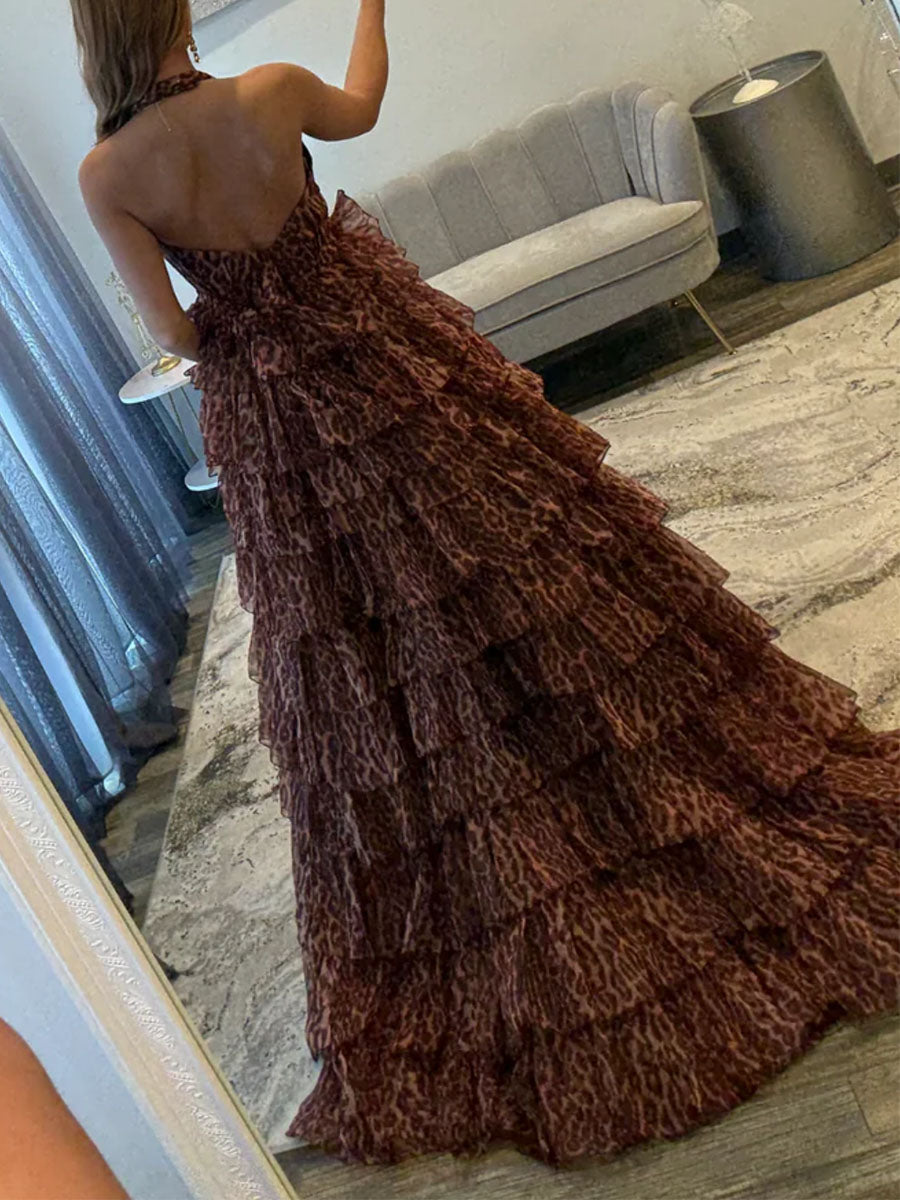 Abito lungo da ballo con stampa leopardata, balze a strati e scollo all'americana