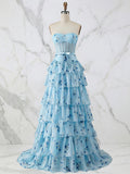 Vestido largo de graduación azul claro floral sin tirantes con corsé y falda en capas