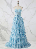 Vestido largo de graduación azul claro floral sin tirantes con corsé y falda en capas