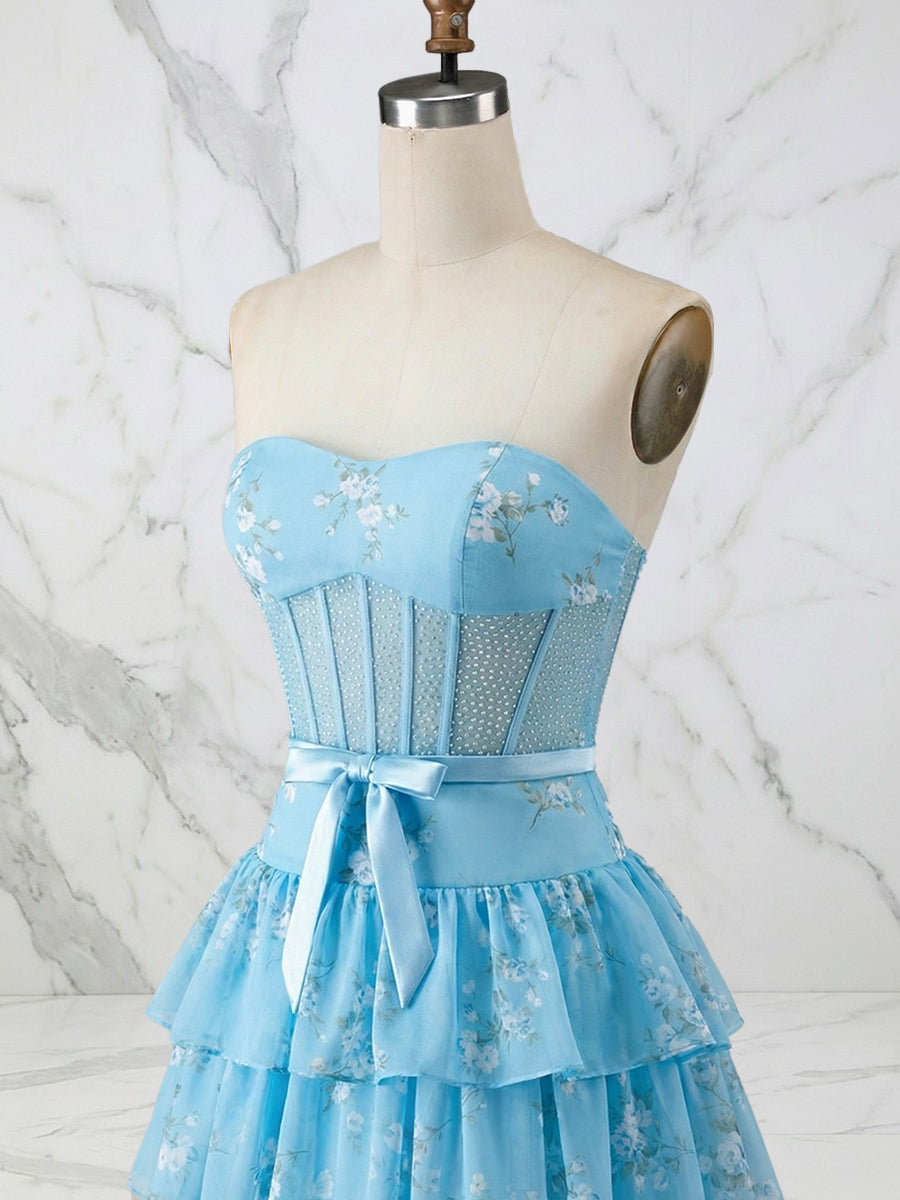Vestido largo de graduación azul claro floral sin tirantes con corsé y falda en capas