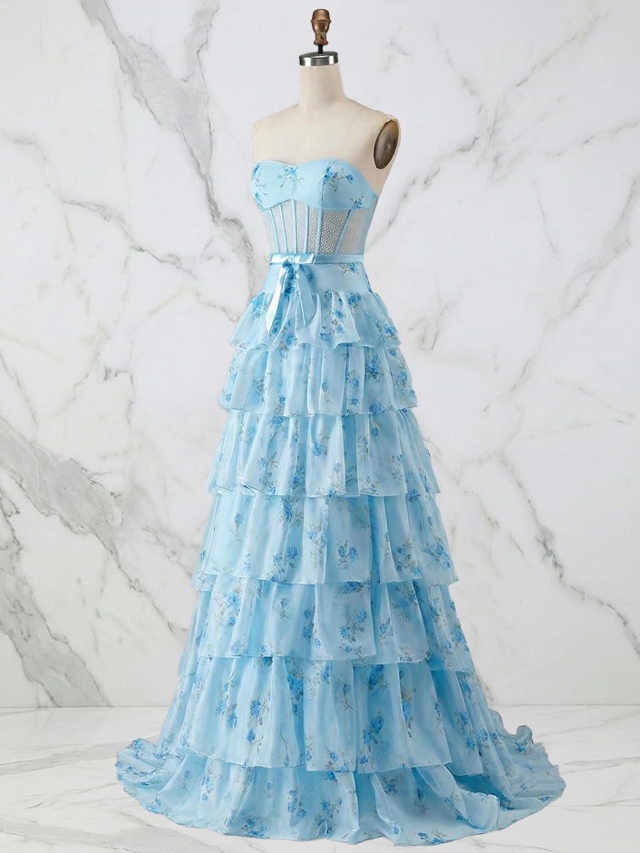 Vestido largo de graduación azul claro floral sin tirantes con corsé y falda en capas