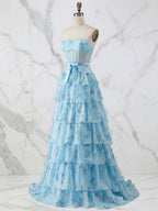 Vestido largo de graduación azul claro floral sin tirantes con corsé y falda en capas