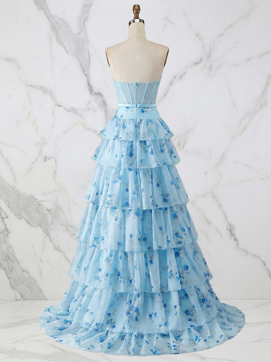 Vestido largo de graduación azul claro floral sin tirantes con corsé y falda en capas