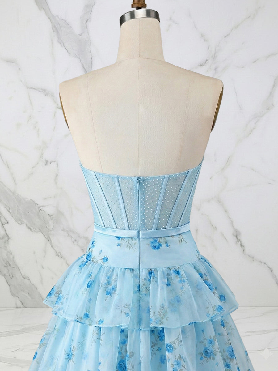 Vestido largo de graduación azul claro floral sin tirantes con corsé y falda en capas
