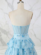 Vestido largo de graduación azul claro floral sin tirantes con corsé y falda en capas