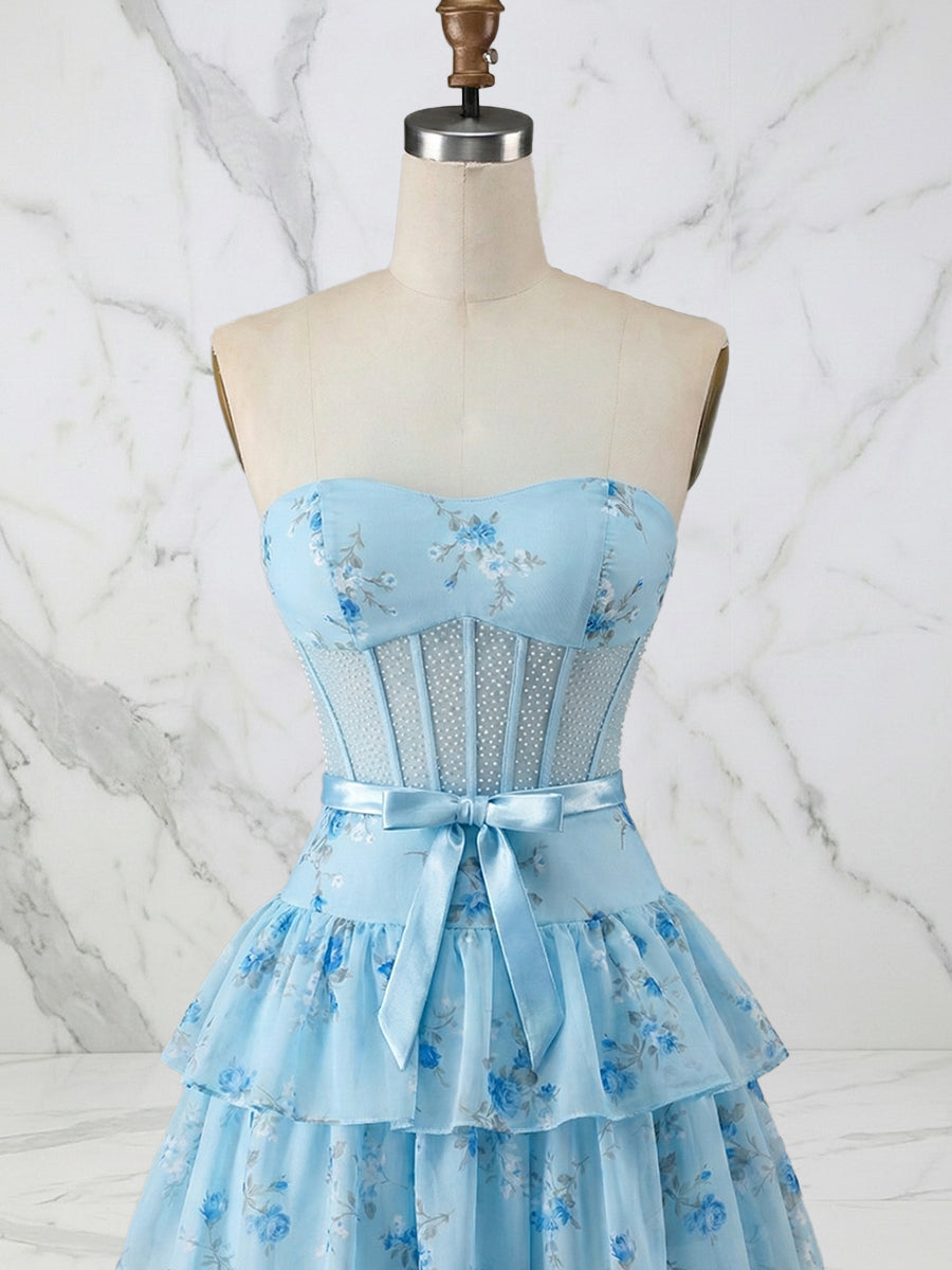Vestido largo de graduación azul claro floral sin tirantes con corsé y falda en capas