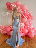 Vestido de baile azul claro com um ombro só, corpete com paetês espelhados e fenda