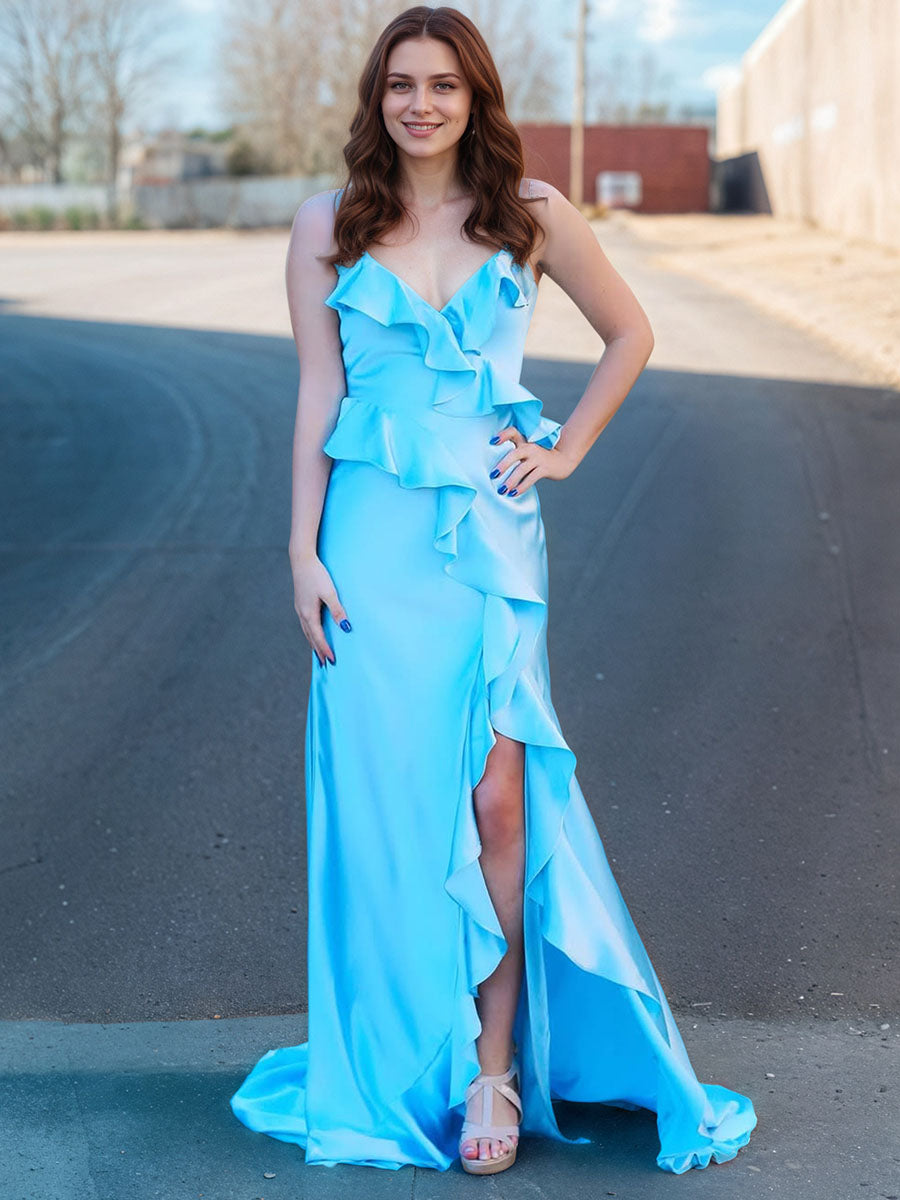 Vestido de festa azul claro de cetim com corpete de babados e fenda