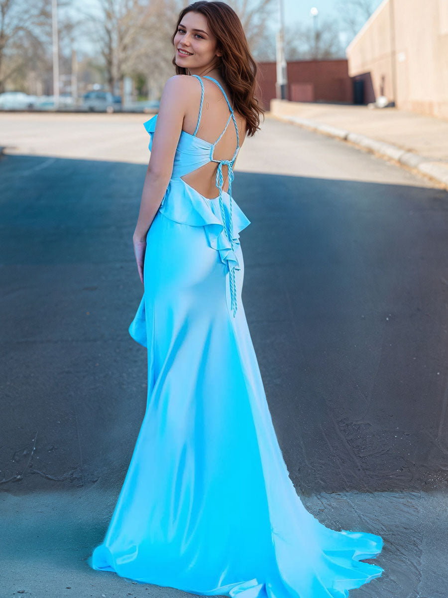 Vestido de festa azul claro de cetim com corpete de babados e fenda