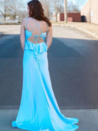 Vestido de festa azul claro de cetim com corpete de babados e fenda