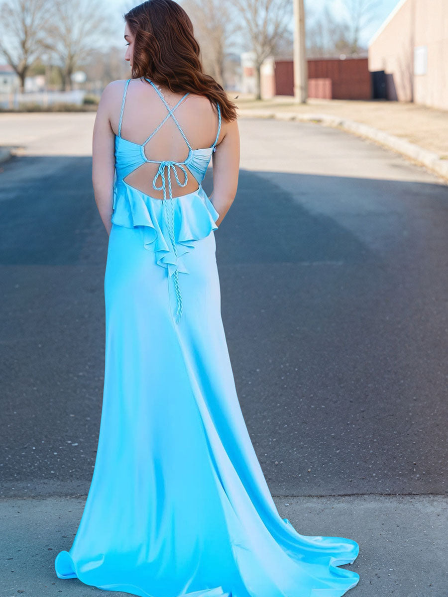 Vestido de festa azul claro de cetim com corpete de babados e fenda