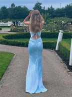Vestido largo de fiesta azul claro satinado con escote en V y corte sirena
