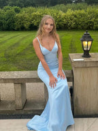 Vestido largo de fiesta azul claro satinado con escote en V y corte sirena