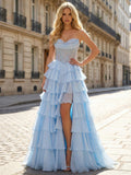 Abito da sera azzurro chiaro senza spalline a linea A con corsetto e gonna a balze