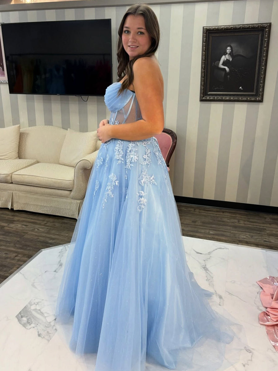 Vestido de graduación azul claro sin tirantes con encaje, apliques y corsé transparente