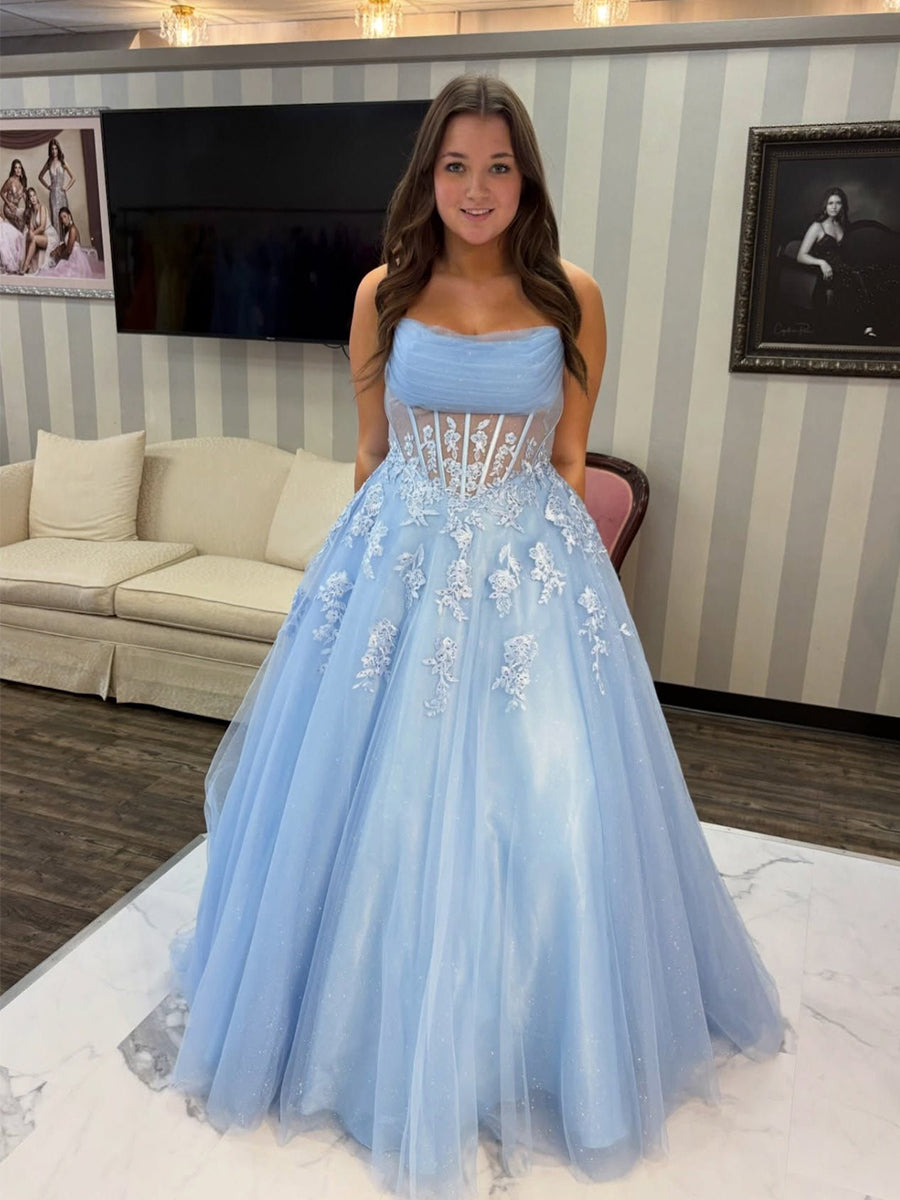 Vestido de graduación azul claro sin tirantes con encaje, apliques y corsé transparente