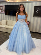 Vestido de graduación azul claro sin tirantes con encaje, apliques y corsé transparente