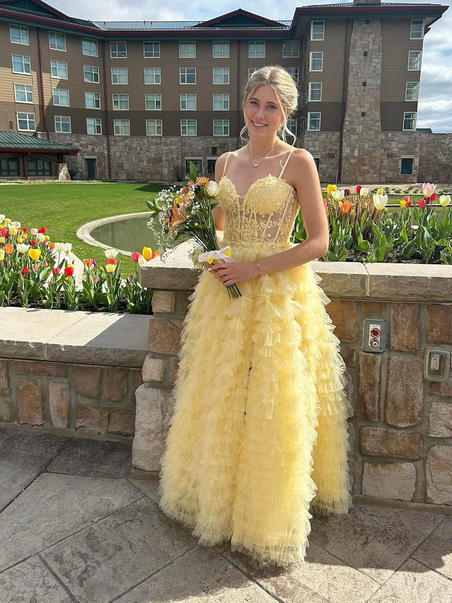 Vestido longo de baile amarelo claro em tule com camadas e babados