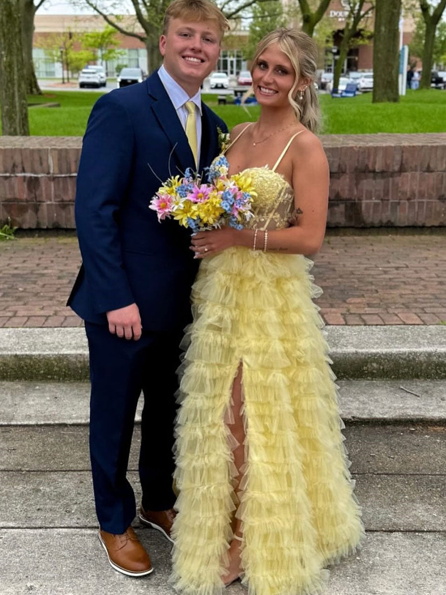 Vestido longo de baile amarelo claro em tule com camadas e babados