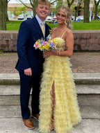 Vestido longo de baile amarelo claro em tule com camadas e babados