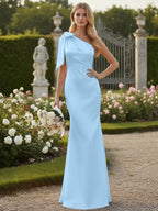 Vestido longo de madrinha em cetim azul claro, um ombro só, corte tubo