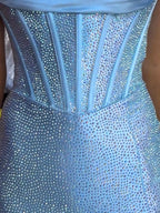 Vestido de baile azul claro com brilho, corpete franzido e fenda alta na coxa