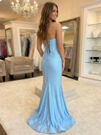 Vestido de baile azul claro com brilho, corpete franzido e fenda alta na coxa