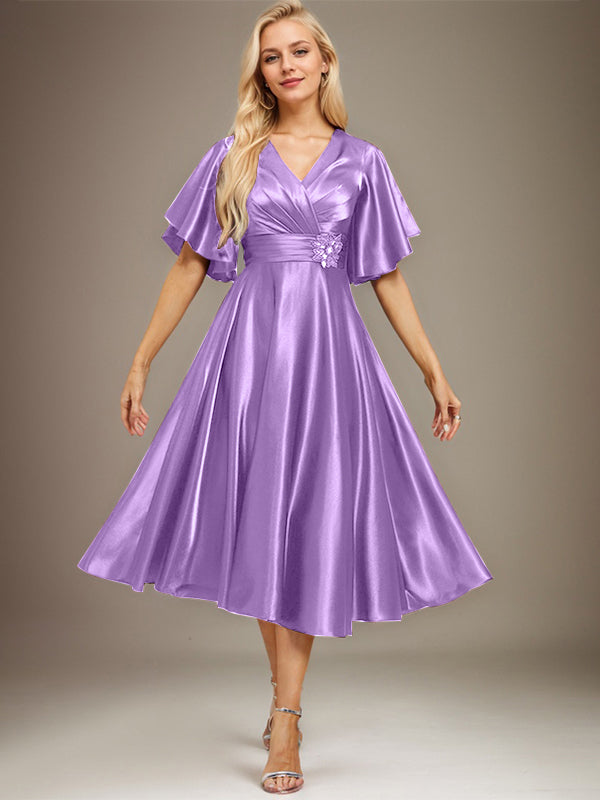 A-Linien V-Ausschnitt knielanges Stretch-Satin-Mutter-der-Braut-Kleid mit Perlen und Falten