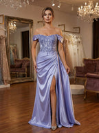 Vestido largo de fiesta lila con encaje aplicado y escote off-shoulder de satén con abertura